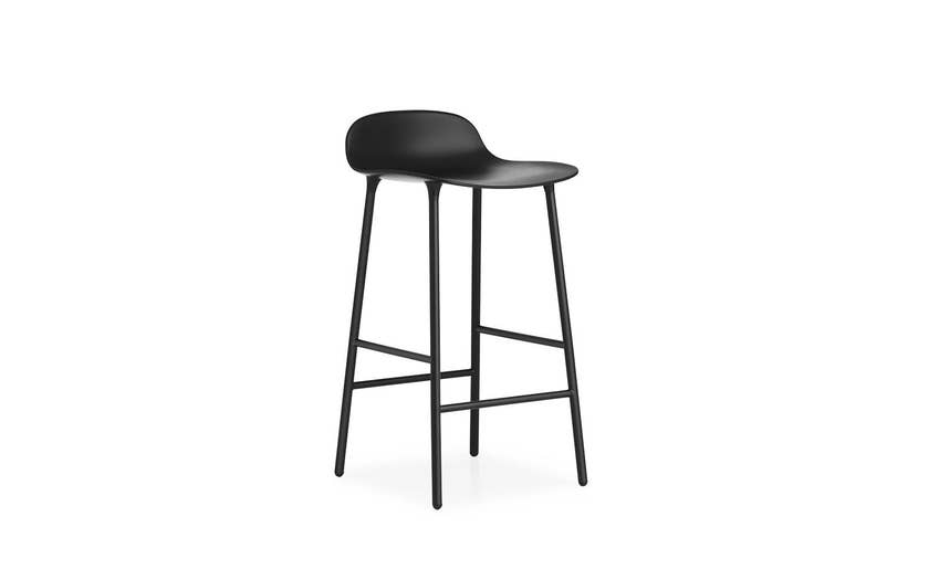 Tabouret de Bar FORM de Normann Copenhagen, H.65 cm, Assise noire, Pieds alu noir Tabouret de Bar FORM de Normann Copenhagen, H.65 cm, Assise noire, Pieds alu noir