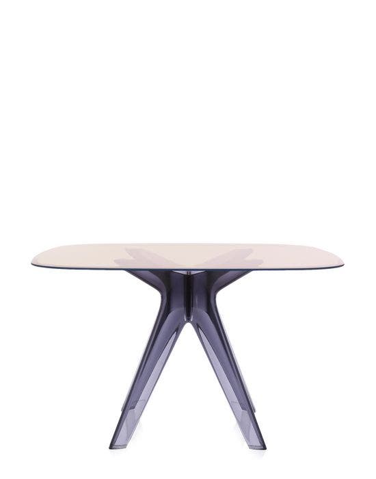 Table SIR GIO Carrée de Kartell, Pieds fumé, Bronze Table SIR GIO Carrée de Kartell, Pieds fumé, Bronze