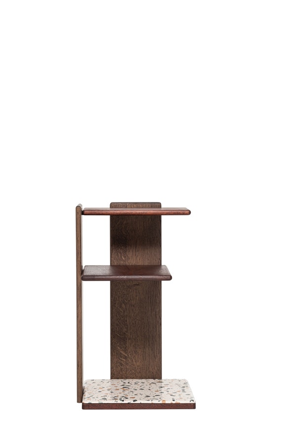 Étagère d'angle GALEB de Woak, H.71 cm, Chêne foncé Étagère d'angle GALEB de Woak, H.71 cm, Chêne foncé