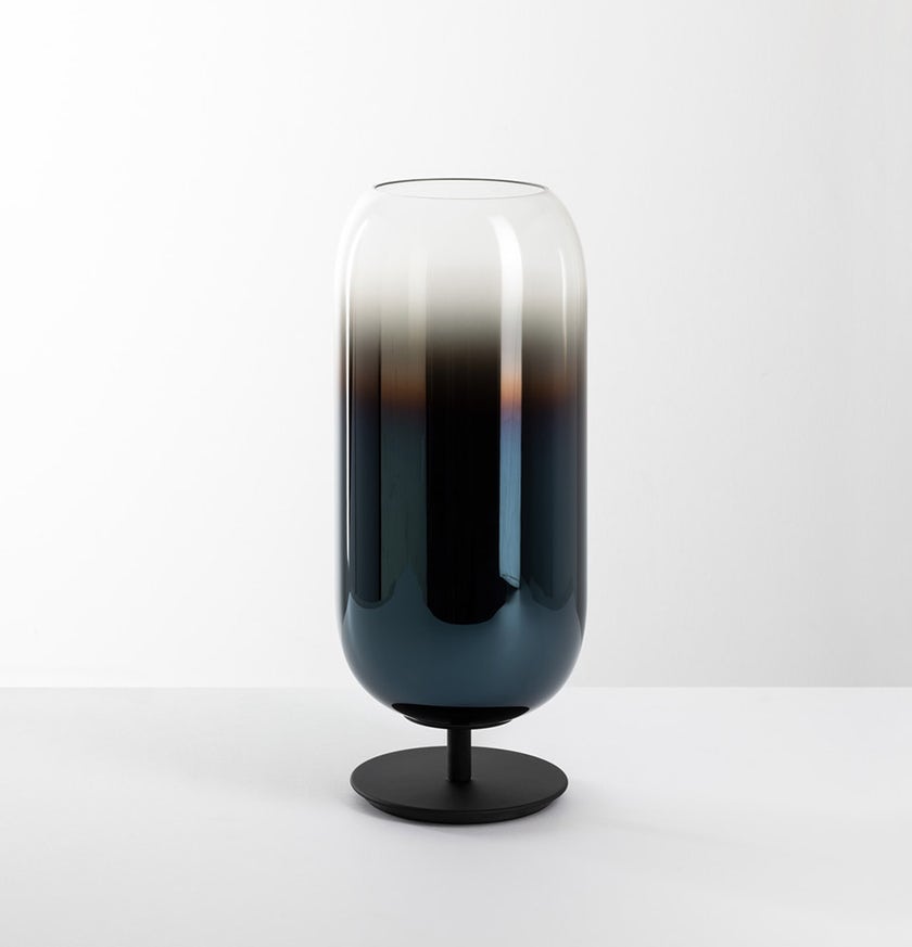 Lampe à poser GOPLE de Artemide, Corps noir, Diffuseur bleu saphir