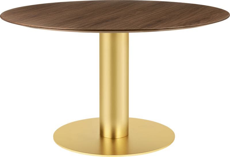 Table à manger 2.0 de Gubi, Ø 130 cm, Structure laiton, American Walnut Semi Matt Lacquered Table à manger 2.0 de Gubi, Ø 130 cm, Structure laiton, American Walnut Semi Matt Lacquered