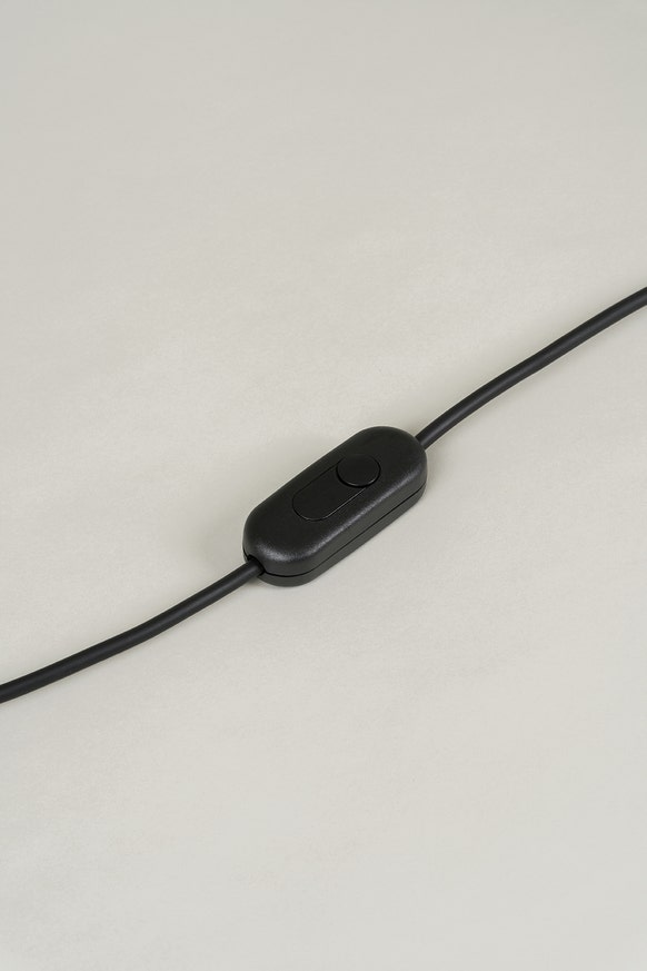 Lampe à poser TRÍPODE Métal Noir / Ruban Bande diplomatique Lampe à poser TRÍPODE Métal Noir / Ruban Bande diplomatique
