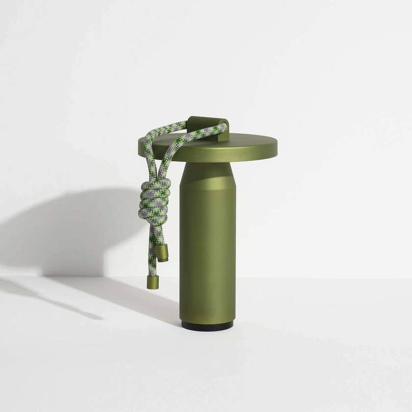 Lampe portable QUASAR de Petite Friture, Vert olive Lampe portable QUASAR de Petite Friture, Vert olive