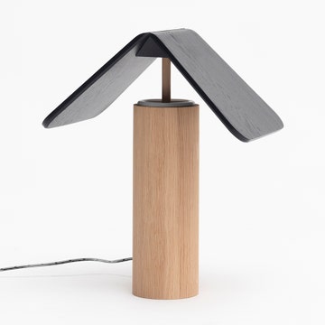 Lampe à poser CABANE, Bleu suliac N°3, Chêne vernis mat