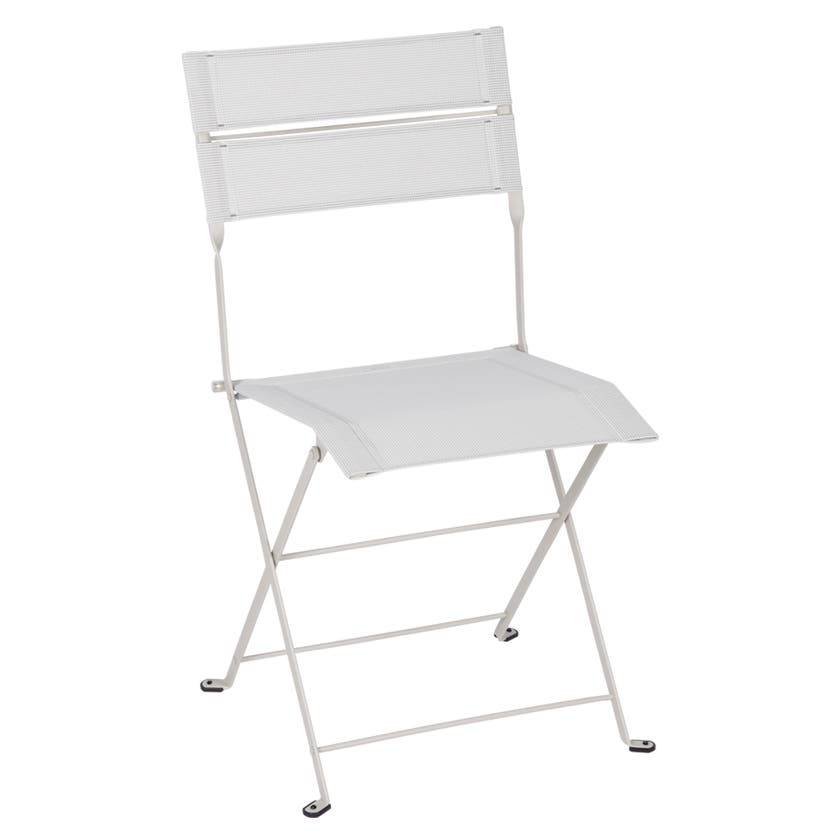 Chaise pliante LATITUDE MONOCHROME de Fermob, Gris argile Stéréo Chaise pliante LATITUDE MONOCHROME de Fermob, Gris argile Stéréo