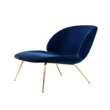 Fauteuil lounge BEETLE avec pieds en laiton de Gubi, Bleu roi