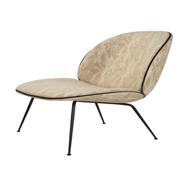 Fauteuil lounge BEETLE Fully Upholstered avec pieds noir de Gubi, Jardin beige