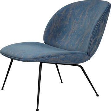 Fauteuil lounge BEETLE Fully Upholstered avec pieds noir de Gubi, Jardin bleu