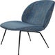 Fauteuil lounge BEETLE Fully Upholstered avec pieds noir de Gubi, Jardin bleu