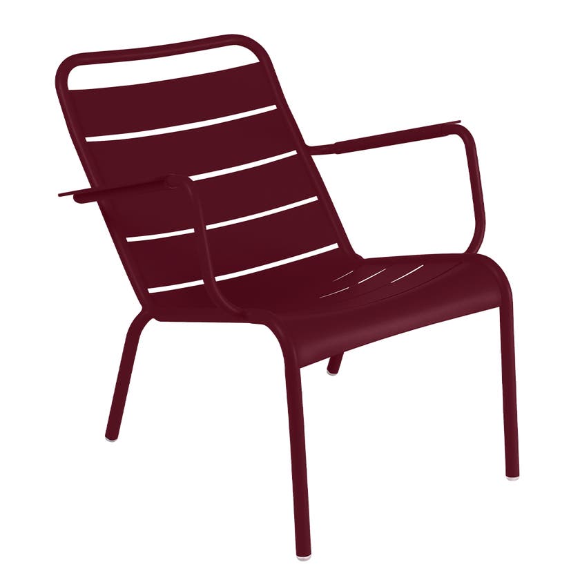Fauteuil bas LUXEMBOURG de Fermob, Cerise noire Fauteuil bas LUXEMBOURG de Fermob, Cerise noire