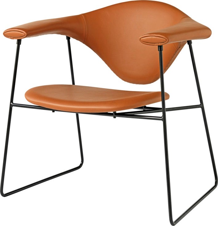 Fauteuil lounge MASCULO de Gubi, Assise et dossier en cuir Cognac