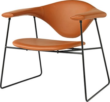 Fauteuil lounge MASCULO de Gubi, Assise et dossier en cuir Cognac Fauteuil lounge MASCULO de Gubi, Assise et dossier en cuir Cognac