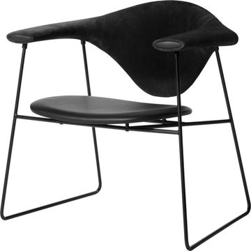 Fauteuil lounge MASCULO de Gubi, Assise en cuir noir, Dossier en suède noir