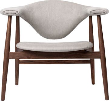 Fauteuil Lounge MASCULO avec piétement en bois de Gubi, Noyer Fauteuil Lounge MASCULO avec piétement en bois de Gubi, Noyer