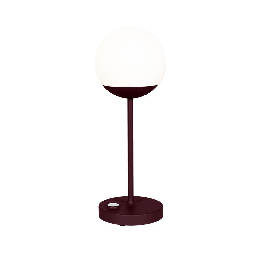 Lampe MOOON! de Fermob, Cerise noire Lampe MOOON! de Fermob, Cerise noire