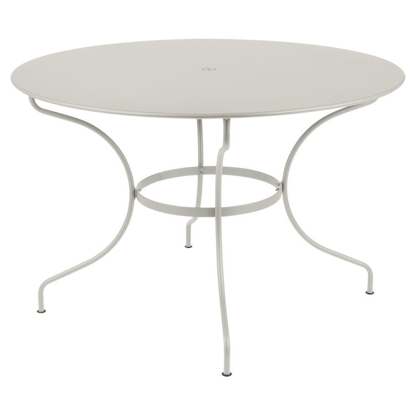 Table ronde OPÉRA + de Fermob, D.117, Gris argile Table ronde OPÉRA + de Fermob, D.117, Gris argile