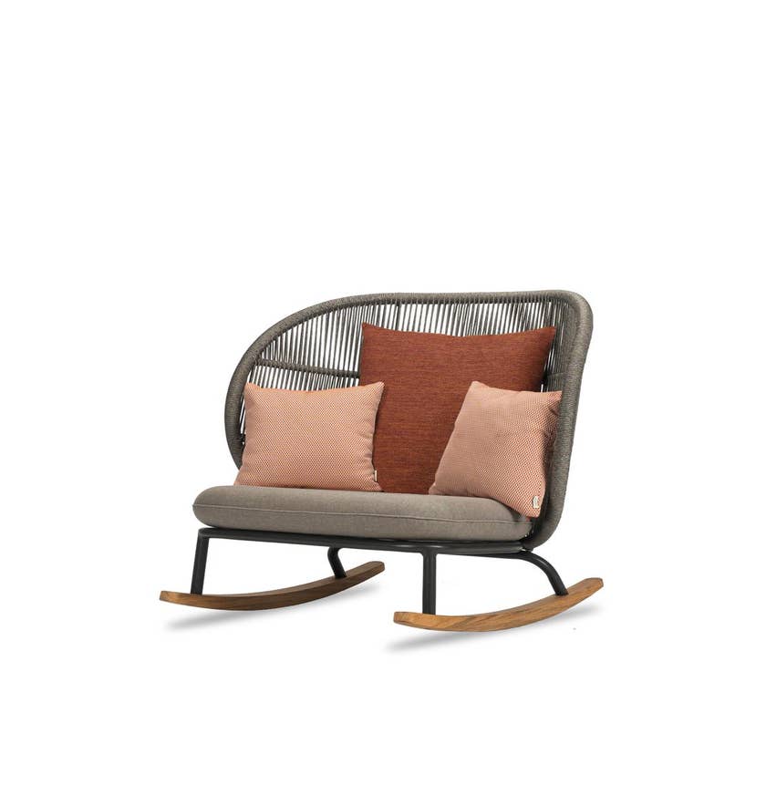Rocking chair KODO Cocoon de Vincent Sheppard, Avec coussin d'assise et coussins déco, Amande