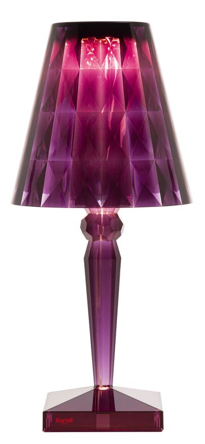 Lampe à poser BIG BATTERY de Kartell, Led/ sur batterie dimmée (variation), Prune Lampe à poser BIG BATTERY de Kartell, Led/ sur batterie dimmée (variation), Prune