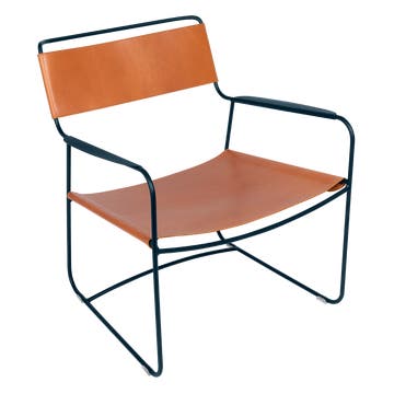 Fauteuil bas cuir SURPRISING de Fermob, Bleu abysse Fauteuil bas cuir SURPRISING de Fermob, Bleu abysse