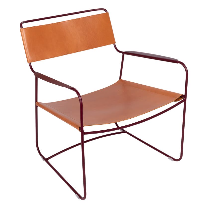 Fauteuil bas cuir SURPRISING de Fermob, Cerise noire Fauteuil bas cuir SURPRISING de Fermob, Cerise noire