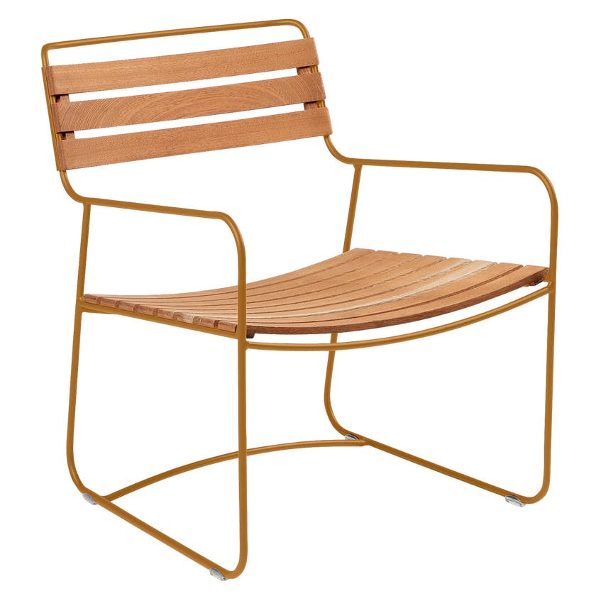 Fauteuil bas SURPRISING TECK de Fermob, Pain d'épices Fauteuil bas SURPRISING TECK de Fermob, Pain d'épices