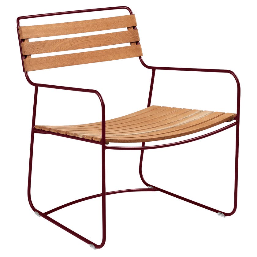 Fauteuil bas SURPRISING TECK de Fermob, Cerise noire Fauteuil bas SURPRISING TECK de Fermob, Cerise noire