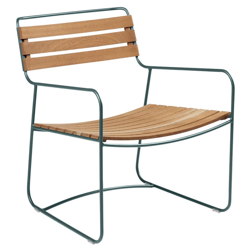 Fauteuil bas SURPRISING TECK de Fermob, Gris orage Fauteuil bas SURPRISING TECK de Fermob, Gris orage