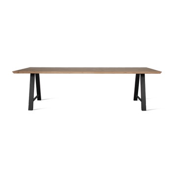 Table ALBERT A de Vincent Sheppard, 260 x 100 cm, Piétement noir, Finition vernis chêne naturel Table ALBERT A de Vincent Sheppard, 260 x 100 cm, Piétement noir, Finition vernis chêne naturel