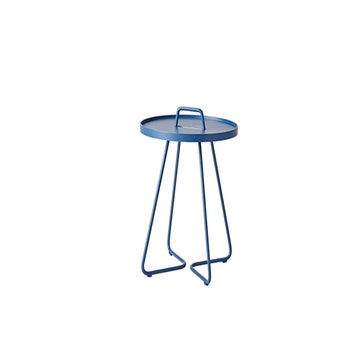 Table d'appoint ONE THE MOVE de Cane-line, Petite, bleu gris