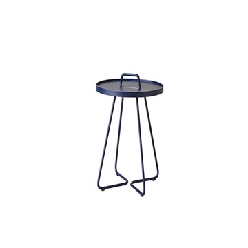 Table d'appoint ONE THE MOVE de Cane-line, Petite, bleu nuit