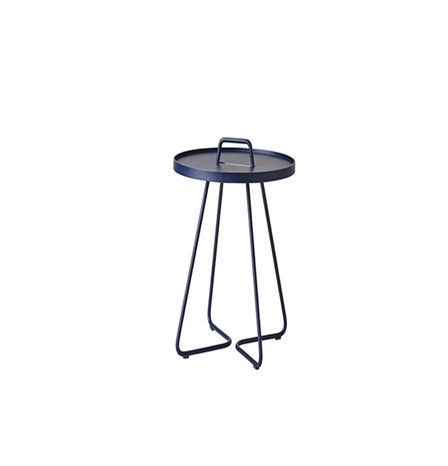 Table d'appoint ONE THE MOVE de Cane-line, Petite, bleu nuit