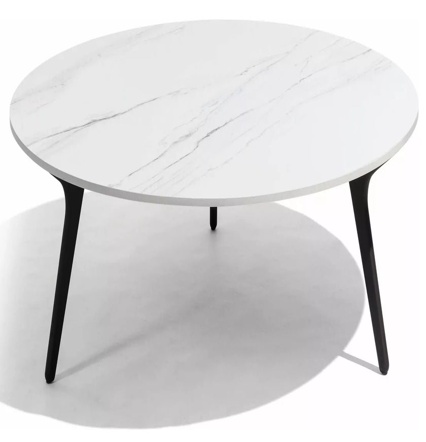 Table basse TORSA de Manutti, D.100 cm, Piétement en teck noir, Plateau céramique finition marbre blanc