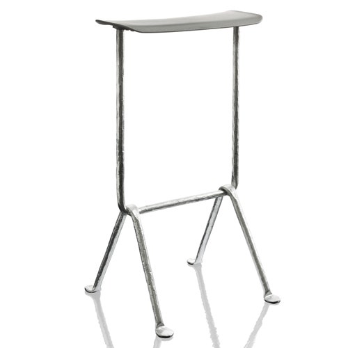 TABOURET HAUT OFFICINA, Structure en fer galvanisé, Assise gris métallisé de MAGIS TABOURET HAUT OFFICINA, Structure en fer galvanisé, Assise gris métallisé de MAGIS
