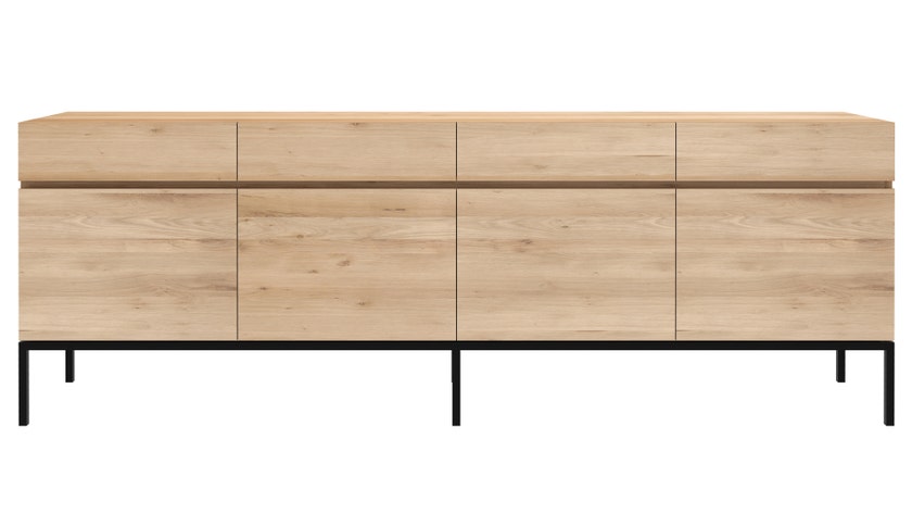 Buffet LIGNA d'Ethnicraft, Pied métal noir, 4 portes, Chêne Buffet LIGNA d'Ethnicraft, Pied métal noir, 4 portes, Chêne