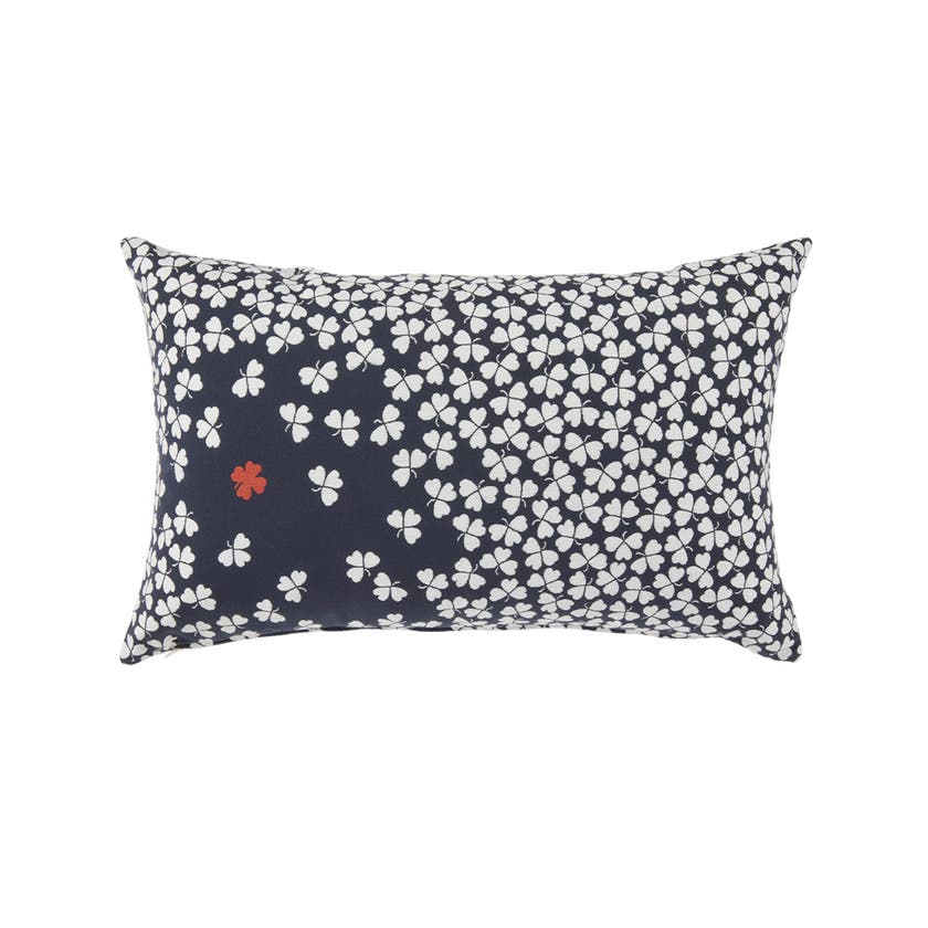 Coussin TRÈFLE 68 x 44 cm de Fermob, Bleu abysse Coussin TRÈFLE 68 x 44 cm de Fermob, Bleu abysse
