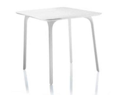TABLE FIRST AVEC PLATEAU EN MDF VERNI, L.80 x l.80 x H.75 cm, Blanc de MAGIS TABLE FIRST AVEC PLATEAU EN MDF VERNI, L.80 x l.80 x H.75 cm, Blanc de MAGIS