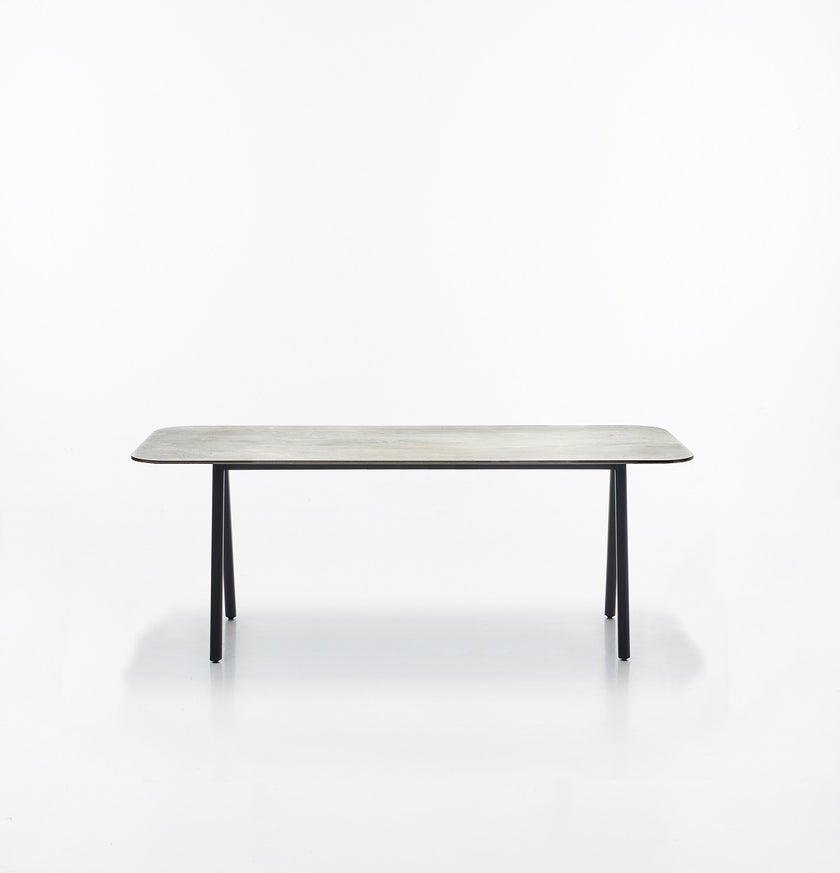 Table de repas extérieur KODO 280 x 106 de Vincent Sheppard, Structure aluminium gris fossile, Plateau céramique silex