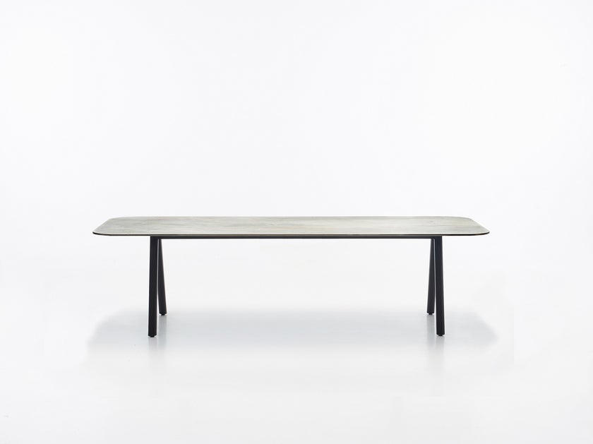 Table de repas extérieur KODO 280 x 106 de Vincent Sheppard, Structure aluminium gris fossile, Plateau céramique silex Table de repas extérieur KODO 280 x 106 de Vincent Sheppard, Structure aluminium gris fossile, Plateau céramique silex
