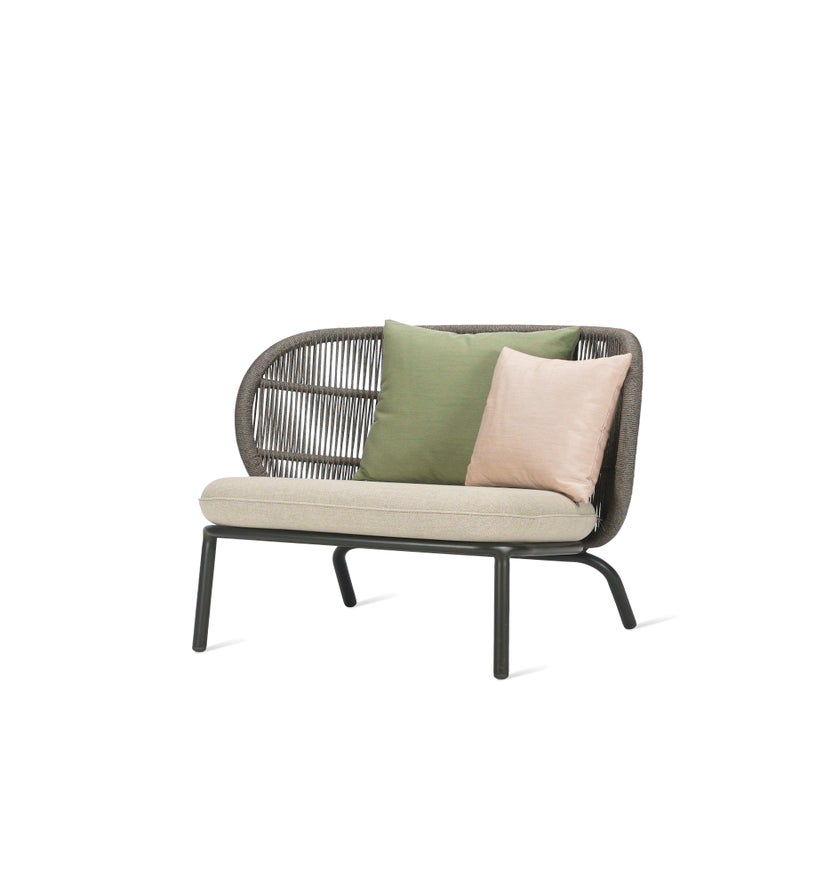 Fauteuil extérieur KODO Lounge de Vincent Sheppard, Avec coussin d'assise Almond et 2 coussins déco Olive green