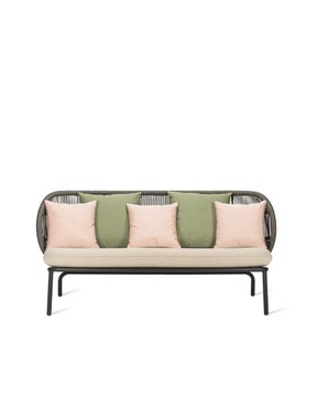 Canapé extérieur KODO lounge sofa de Vincent Sheppard, Avec coussin d'assise Amande et coussins déco Olive et Blush Canapé extérieur KODO lounge sofa de Vincent Sheppard, Avec coussin d'assise Amande et coussins déco Olive et Blush