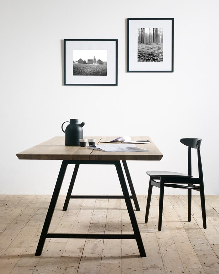 Table ALBERT A de Vincent Sheppard, 180 x 90 cm, Plateau en 2 pièces, Piétement noir, Finition vernis chêne naturel Table ALBERT A de Vincent Sheppard, 180 x 90 cm, Plateau en 2 pièces, Piétement noir, Finition vernis chêne naturel