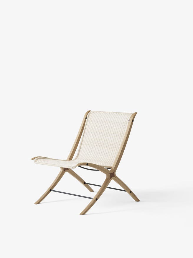 Chaise lounge X HM10 de &TRADITION, Chêne lacqué avec insert en noyer, Assise en rotin Chaise lounge X HM10 de &TRADITION, Chêne lacqué avec insert en noyer, Assise en rotin