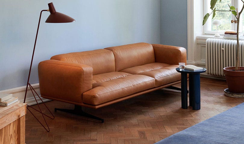 Canapé INLAND AV23 en cuir cognac avec structure noire