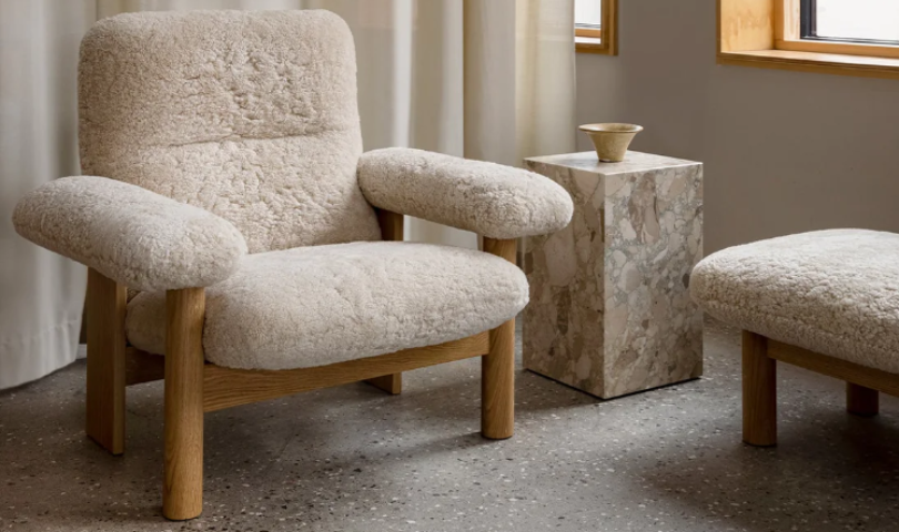 Fauteuil lounge BRASILIA en chêne avec revêtement en sheepskin naturel