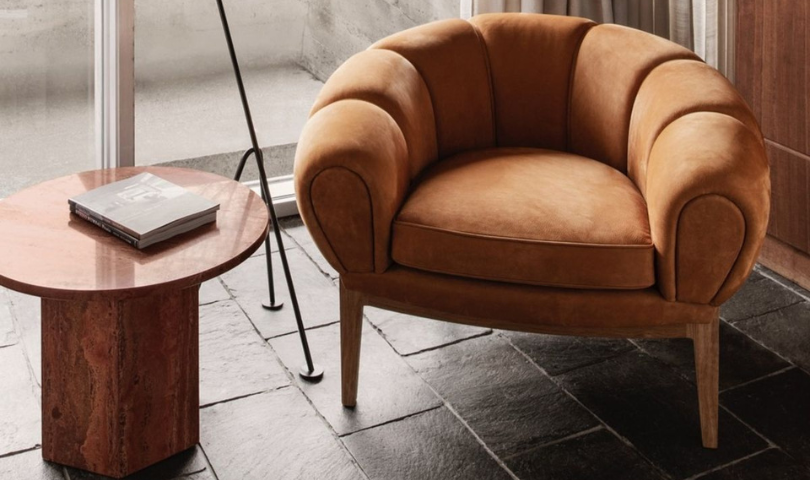 Fauteuil lounge CROISSANT, pieds en noyer américain, revêtement en tissu Chamois