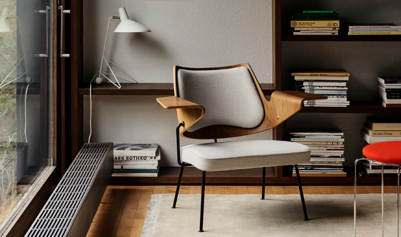 Fauteuil lounge RFH RD8, dossier en noyer et hêtre, assise en tissu Hallingdal 103