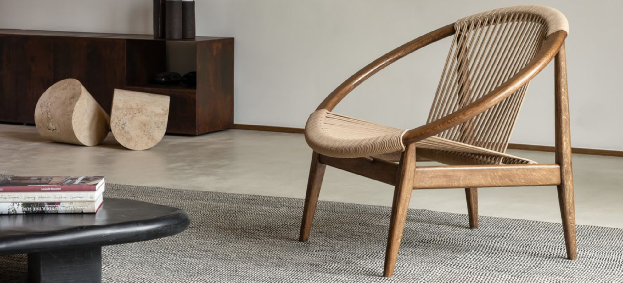 Lounge Chair NORMA en chêne foncé avec assise en corde acrylique linen
