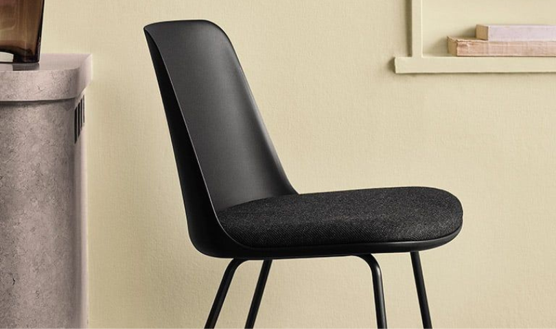 Chaise RELY HW7 avec pieds couleur bronze, assise gris pierre et coussin en tissu Re-wool