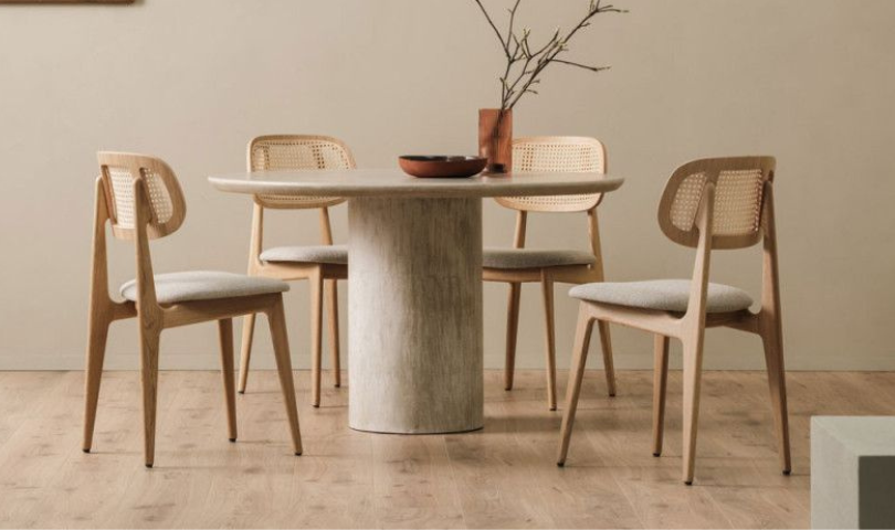 Chaise TITUS avec structure en chêne naturel verni et assise garnie de tissu beige
