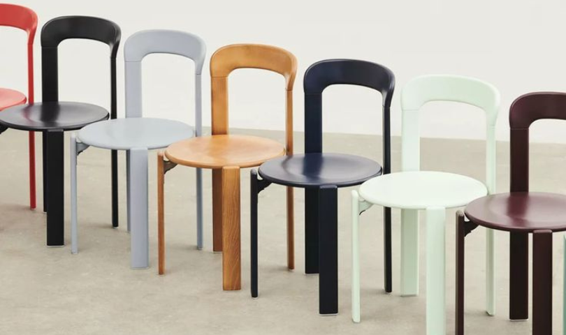 Alignement de chaises REY en hêtre laqué, déclinées en plusieurs coloris